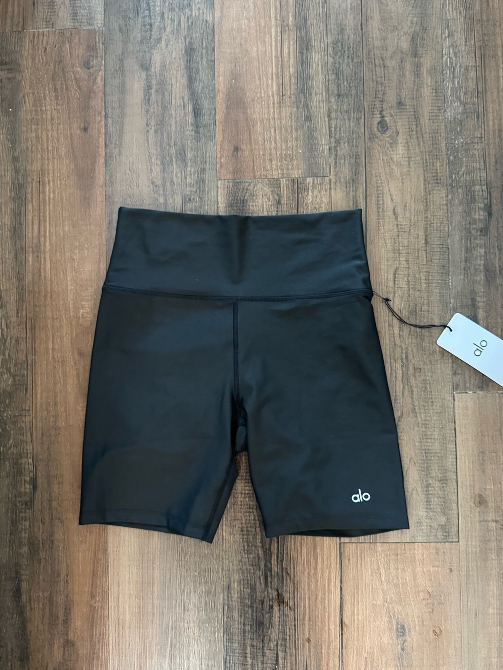 NWT Alo Yoga Airlift Energy Shorts black large